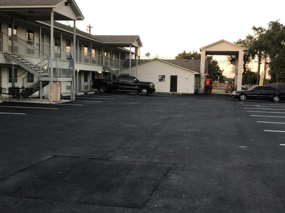 Cedar Creek Inn Bertram Luaran gambar